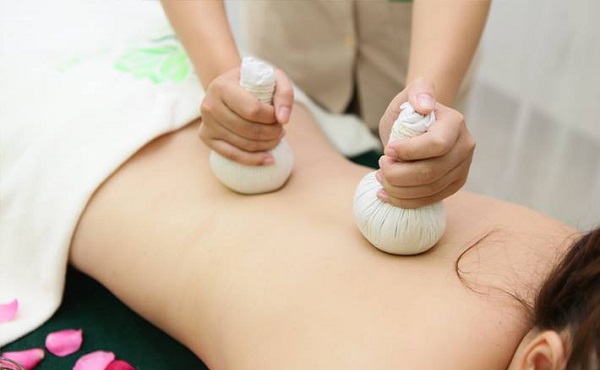 Chườm nóng hoặc lạnh giúp giảm đau hạ sườn trái hiệu quả