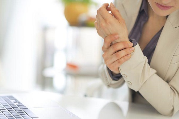 Cánh tay trái đau nhức do làm việc nhiều với máy tính