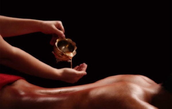 Cho ít dầu lên “cậu bé” rồi massage nhẹ nhàng