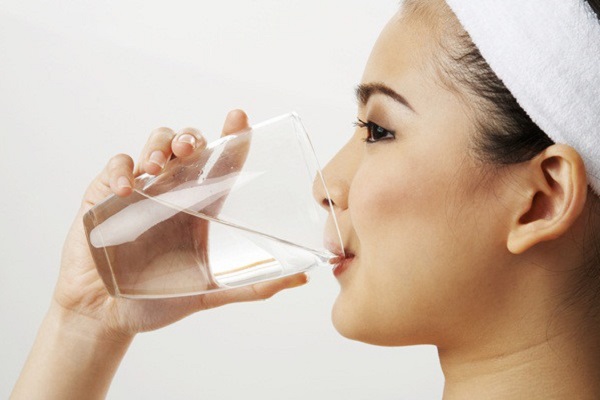 Không bổ sung nước trước và sau khi xông hơi là sai lầm thường gặp mà nhiều người mắc phải