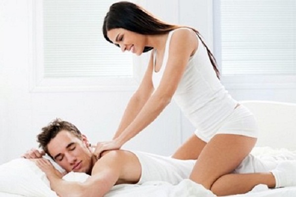 Massage lưng cho chàng