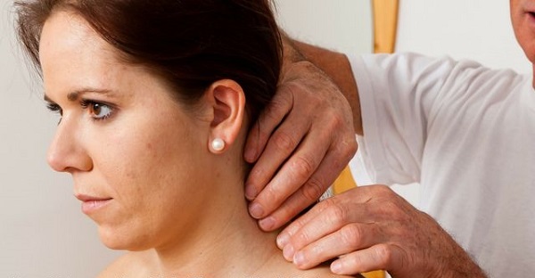 Bạn dùng các đầu các ngón tay ấn nhẹ và miết dọc từ vùng gáy xuống cổ rồi đến vai