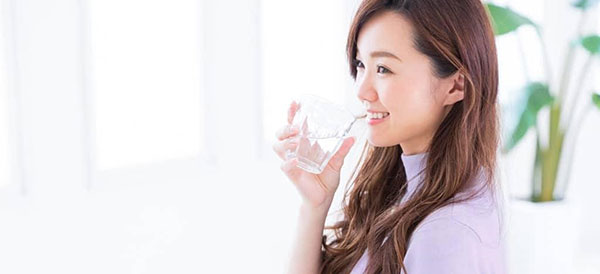 Uống đủ nước là cách khắc phục hôi miệng đơn giản mà bạn cần tham khảo