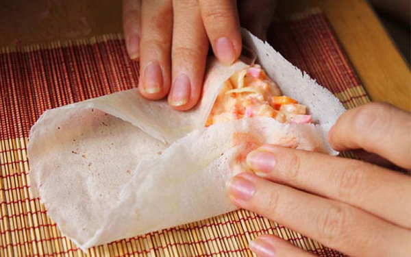 Cuốn chả giò thật chặt tay