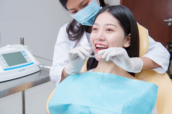 Răng khôn có thể gây tổn thương các răng lân cận.
