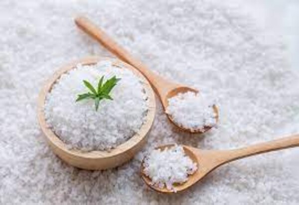 Dùng nước muối để vệ sinh vùng viêm nướu.