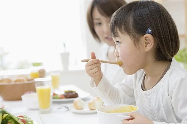 Cho trẻ ăn yến giúp tăng cường khả năng phát triển của bé