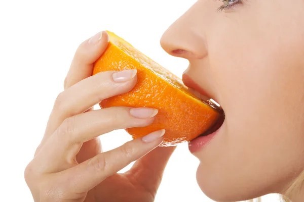 Ăn cam tươi hoặc uống nước ép nguyên chất