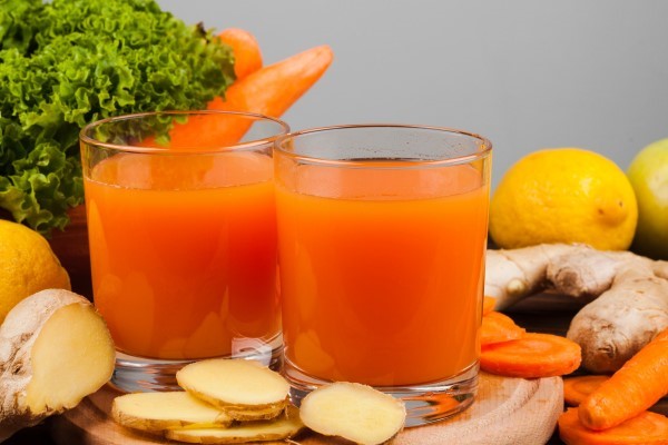 Nước ép cà rốt kết hợp gừng, chanh và mật ong