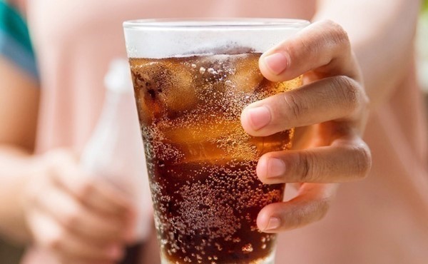 Cách uống nước ngọt để không bị béo
