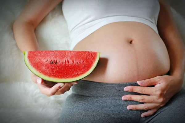 Dưa hấu có thể làm sản phụ khó tiêu và tăng nguy cơ đau bụng