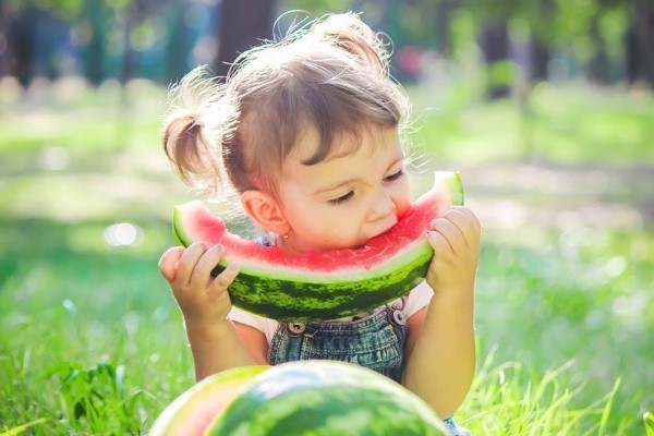 Có thể ăn cả hạt và phần cùi trắng của dưa hấu