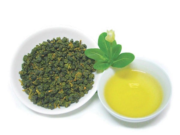 Uống trà ô long nguyên lá